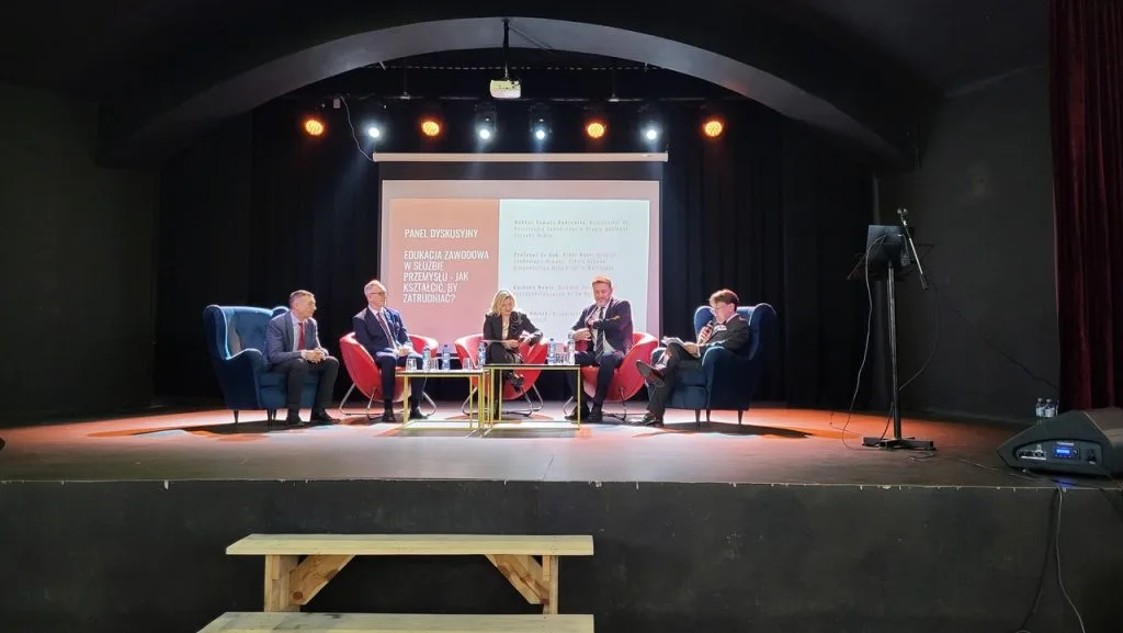 Od lewej: prof. dr hab. Piotr Beer – Wydział Technologii Drewna Szkoły Głównej Gospodarstwa Wiejskiego, Tomasz Ankiewicz – koordynator do spraw kształcenia zawodowego w Grupie Meblowej Szynaka, Barbara Howis – dyrektor Zespołu Szkół Ponadpodstawowych Nr 2 w Kępnie, Piotr Wójcik – wiceprezes Ogólnopolskiej Izby Gospodarczej Producentów Mebli, prezes Meble Wójcik i Tomasz Wiktorski, właściciel B+R Studio i ekspert Ogólnopolskiej Izby Gospodarczej Producentów Mebli.