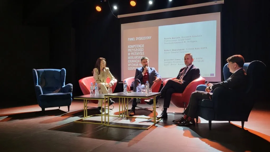 Od lewej: Renata Burzała – kierownik Szkolenia Praktycznego ZSP nr 2 w Kępnie, Robert Chmielewski – prezes Complet Furniture, Krzysztof Zimny – zastępca Dyrektora Generalnego w Fabryce Mebli Benix i i Tomasz Wiktorski, właściciel B+R Studio i ekspert Ogólnopolskiej Izby Gospodarczej Producentów Mebli.