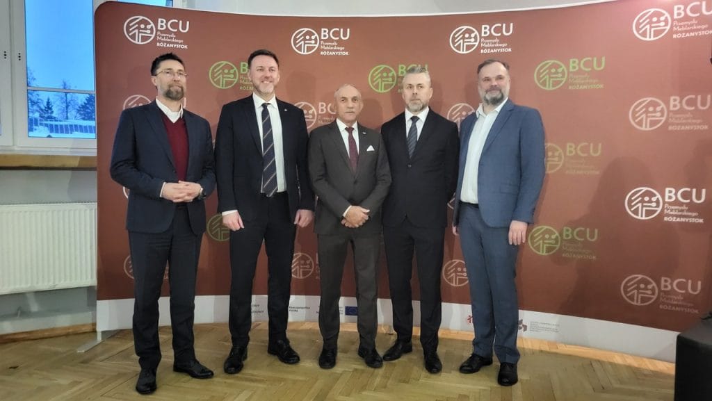 Od lewej: Robert Chmielewski – prezes Complet Furniture, Piotr Wójcik – wiceprezes Ogólnopolskiej Izby Gospodarczej Producentów Mebli, prezes Meble Wójcik, Jan Szynaka - prezes Ogólnopolskiej Izby Gospodarczej Producentów Mebli i Grupy Szynaka Meble, Krzysztof Zimny – zastępca Dyrektora Generalnego w Fabryce Mebli Benix i Michał Strzelecki - dyrektor biura Ogólnopolskiej Izby Gospodarczej Producentów Mebli.