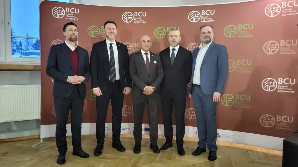 Od lewej: Robert Chmielewski – prezes Complet Furniture, Piotr Wójcik – wiceprezes Ogólnopolskiej Izby Gospodarczej Producentów Mebli, prezes Meble Wójcik, Jan Szynaka - prezes Ogólnopolskiej Izby Gospodarczej Producentów Mebli i Grupy Szynaka Meble, Krzysztof Zimny – zastępca Dyrektora Generalnego w Fabryce Mebli Benix i Michał Strzelecki - dyrektor biura Ogólnopolskiej Izby Gospodarczej Producentów Mebli.