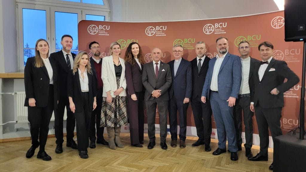 Od lewej: Aleksandra Jakubczyk - Towarzystwo Salezjańskie (koordynator projektów Biura Planowania i Rozwoju Inspektorii Warszawskiej), Piotr Wójcik – wiceprezes OIGPM i prezes Meble Wójcik, Joanna Gruszczyńska - Biuro OIGPM, Robert Chmielewski - prezes Complet Furniture, Alesia Kępczyńska - Biuro OIGPM, Marta Banach - Towarzystwo Salezjańskie i Biuro OIGPM, Jan Szynaka - prezes OIGPM, właściciel Szynaka Meble, ks. Tadeusz Jarecki - Inspektor Towarzystwa Salezjańskiego Inspektorii Warszawskiej, Krzysztof Zimny - zastępca Dyrektora Generalnego w Fabryce Mebli Benix, Michał Strzelecki - dyrektor Biura OIGPM, ks. Krzysztof Grzendziński – Ekonom Inspektorialny Towarzystwa Salezjańskiego Inspektorii Warszawskiej, Tomasz Wiktorski - właściciel B+R Studio i ekspert OIGPM.