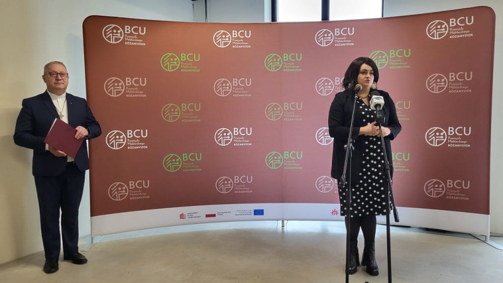 Od lewej: ks. Julian Dzierżak SDB, dyrektor szkoły salezjańskiej w Legionowie, delegat Księdza Inspektora Inspektorii Warszawskiej Salezjanów do spraw edukacji i Alina Prochasek, członkini zarządu Fundacji Rozwoju Systemu Edukacji.