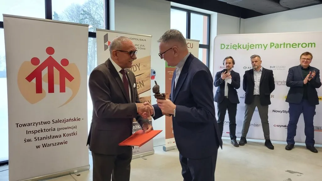 Od lewej: Jan Szynaka, prezes Ogólnopolskiej Izby Gospodarczej Producentów Mebli i Grupy Szynaka Meble i ks. Tadeusz Jarecki, Inspektor Towarzystwa Salezjańskiego Inspektorii Warszawskiej.