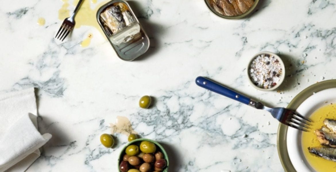 Blaty kompaktowe w śródziemnomorskiej aranżacji – jasne kamienie i naturalne faktury Fundermax