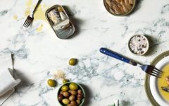 Blaty kompaktowe w śródziemnomorskiej aranżacji – jasne kamienie i naturalne faktury Fundermax