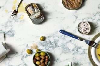 Blaty kompaktowe w śródziemnomorskiej aranżacji – jasne kamienie i naturalne faktury Fundermax