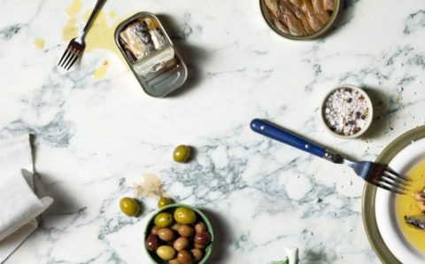 Blaty kompaktowe w śródziemnomorskiej aranżacji – jasne kamienie i naturalne faktury Fundermax