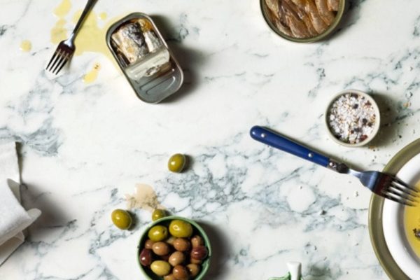 Blaty kompaktowe w śródziemnomorskiej aranżacji – jasne kamienie i naturalne faktury Fundermax