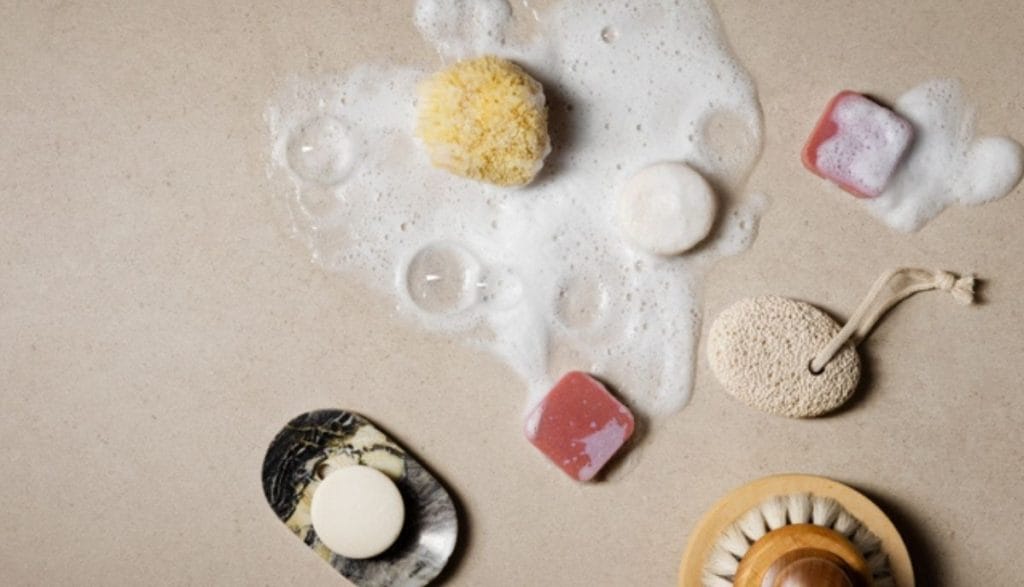 Blaty kompaktowe w naturalnej palecie – piasek, porowate struktury i surowe materiały Fundermax