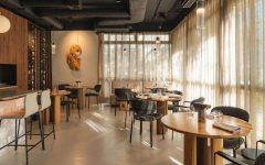 Projekt wnętrz restauracji Bez Gwiazdek oraz kompleksowy nadzór nad realizacją prowadziły Mariola Kowalska i Gabriela Radwanowska z pracowni Studio Rysik. Fot. Anna Gudaniec. Obraz na ścianie: Magdalena Król.