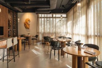 Projekt wnętrz restauracji Bez Gwiazdek oraz kompleksowy nadzór nad realizacją prowadziły Mariola Kowalska i Gabriela Radwanowska z pracowni Studio Rysik. Fot. Anna Gudaniec. Obraz na ścianie: Magdalena Król.