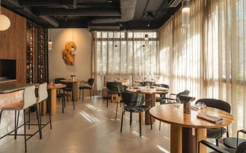 Projekt wnętrz restauracji Bez Gwiazdek oraz kompleksowy nadzór nad realizacją prowadziły Mariola Kowalska i Gabriela Radwanowska z pracowni Studio Rysik. Fot. Anna Gudaniec. Obraz na ścianie: Magdalena Król.