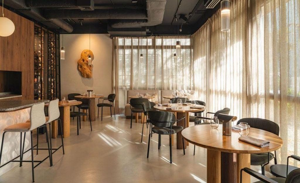 Projekt wnętrz restauracji Bez Gwiazdek oraz kompleksowy nadzór nad realizacją prowadziły Mariola Kowalska i Gabriela Radwanowska z pracowni Studio Rysik. Fot. Anna Gudaniec. Obraz na ścianie: Magdalena Król.