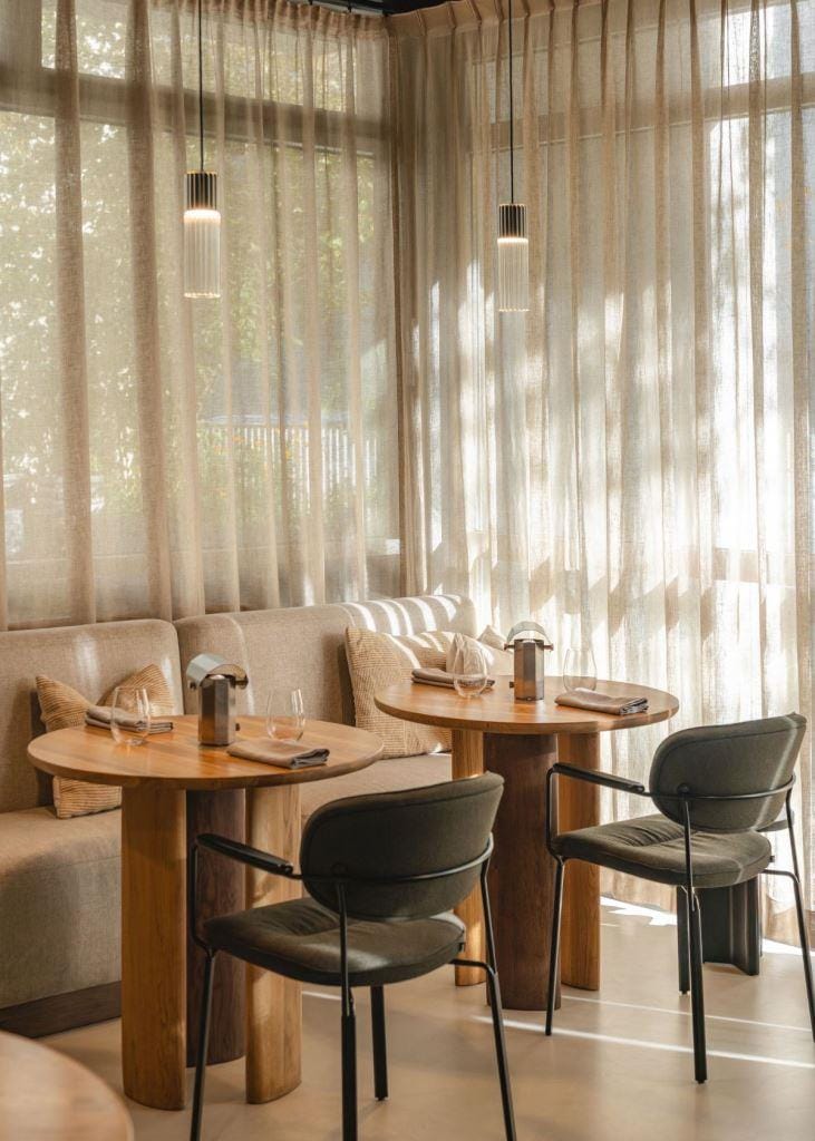 Projekt wnętrz restauracji Bez Gwiazdek oraz kompleksowy nadzór nad realizacją prowadziły Mariola Kowalska i Gabriela Radwanowska z pracowni Studio Rysik. Fot. Anna Gudaniec.