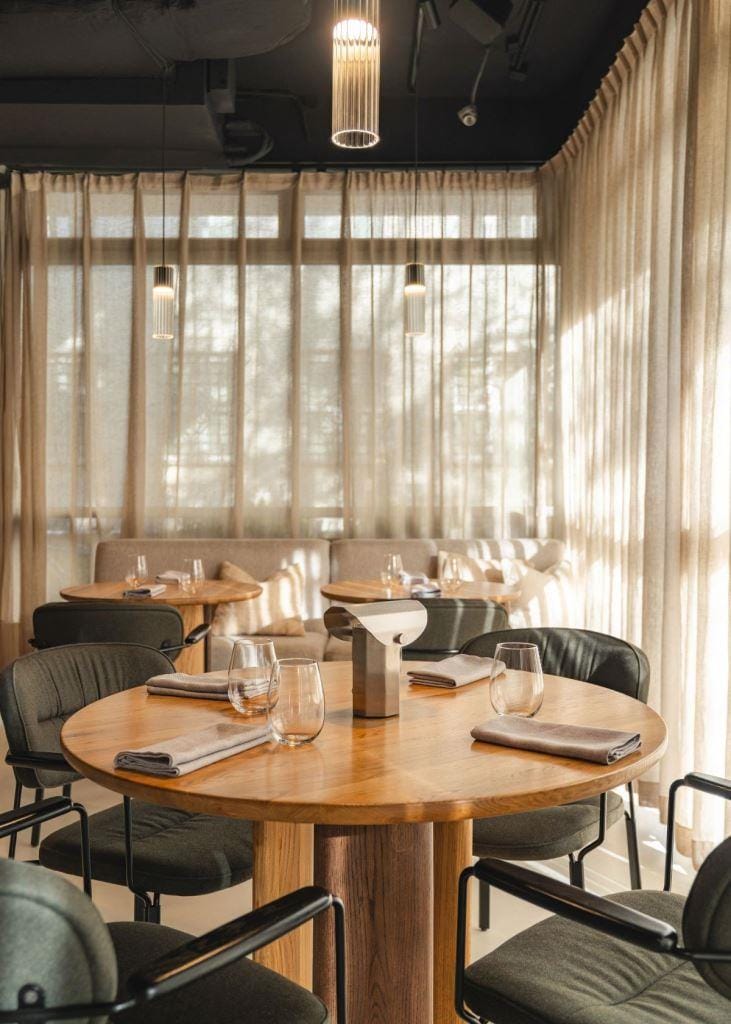 Projekt wnętrz restauracji Bez Gwiazdek oraz kompleksowy nadzór nad realizacją prowadziły Mariola Kowalska i Gabriela Radwanowska z pracowni Studio Rysik. Fot. Anna Gudaniec.