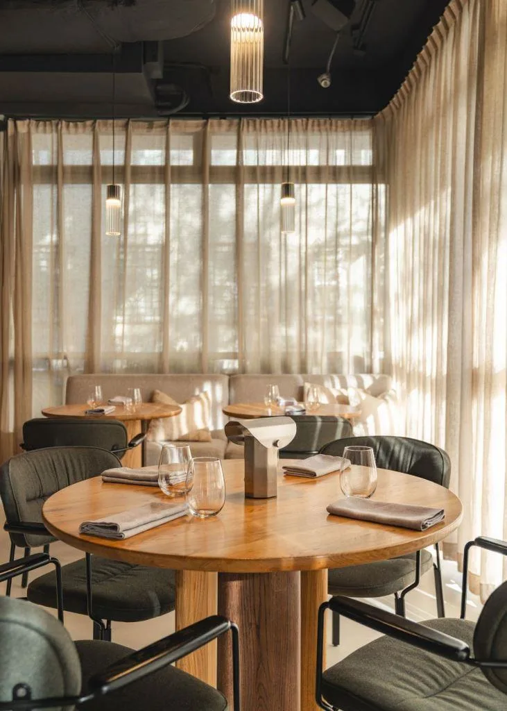 Projekt wnętrz restauracji Bez Gwiazdek oraz kompleksowy nadzór nad realizacją prowadziły Mariola Kowalska i Gabriela Radwanowska z pracowni Studio Rysik. Fot. Anna Gudaniec.