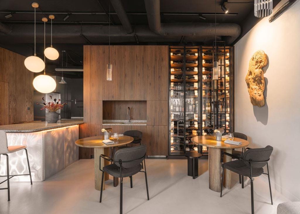 Projekt wnętrz restauracji Bez Gwiazdek oraz kompleksowy nadzór nad realizacją prowadziły Mariola Kowalska i Gabriela Radwanowska z pracowni Studio Rysik. Fot. Anna Gudaniec. Obraz na ścianie: Magdalena Król.