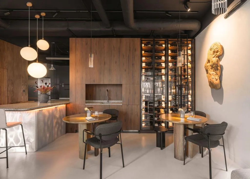 Projekt wnętrz restauracji Bez Gwiazdek oraz kompleksowy nadzór nad realizacją prowadziły Mariola Kowalska i Gabriela Radwanowska z pracowni Studio Rysik. Fot. Anna Gudaniec. Obraz na ścianie: Magdalena Król.