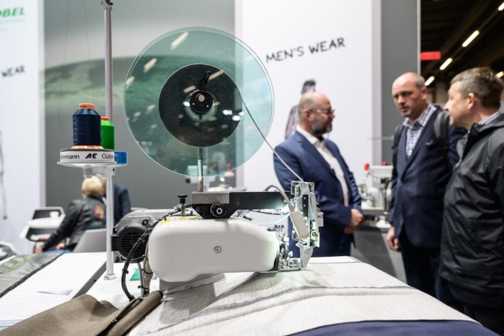 Maszyna do automatycznego szycia prezentowana na targach Texprocess we Frankfurcie – nowoczesne technologie produkcji tekstylnej