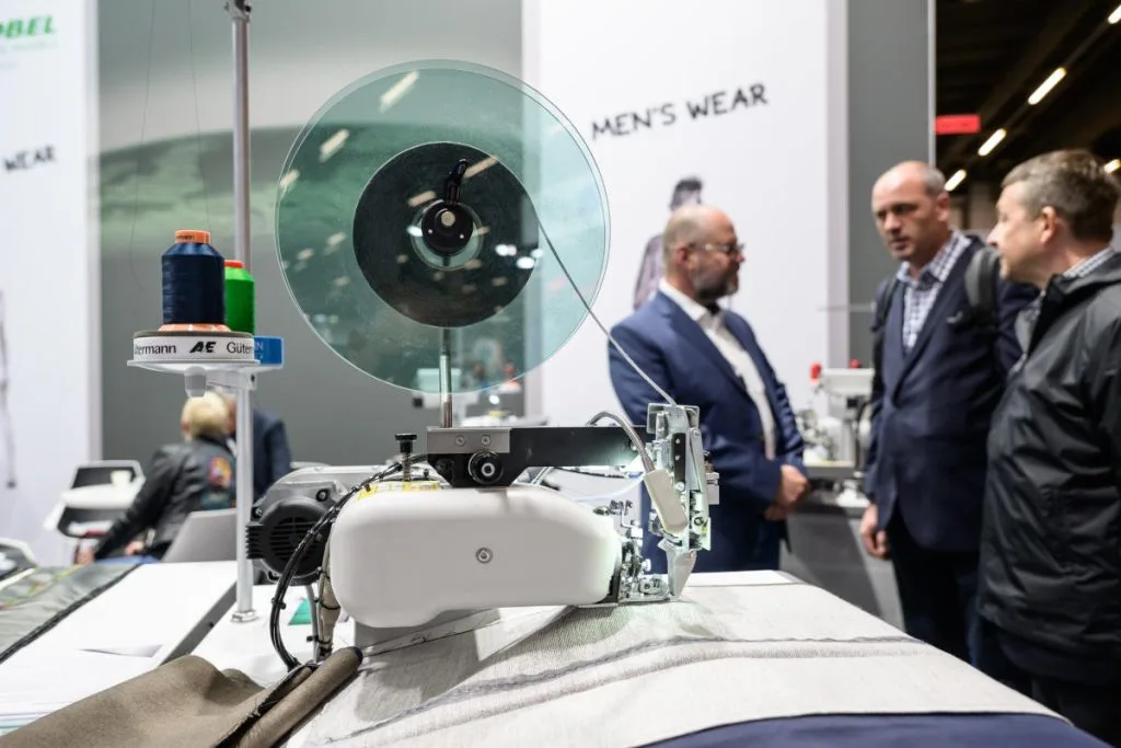 Maszyna do automatycznego szycia prezentowana na targach Texprocess we Frankfurcie – nowoczesne technologie produkcji tekstylnej