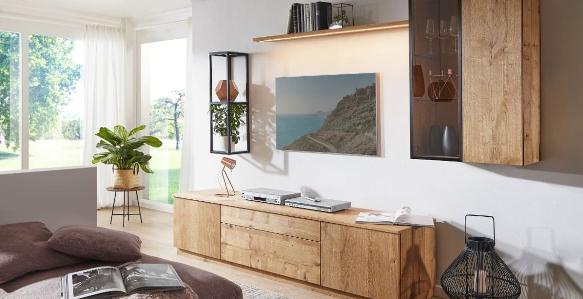 systemy wodne do lakierowania mebli – meblościanka w ciepłym wnętrzu