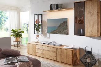 systemy wodne do lakierowania mebli – meblościanka w ciepłym wnętrzu