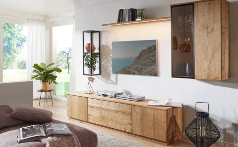 systemy wodne do lakierowania mebli – meblościanka w ciepłym wnętrzu