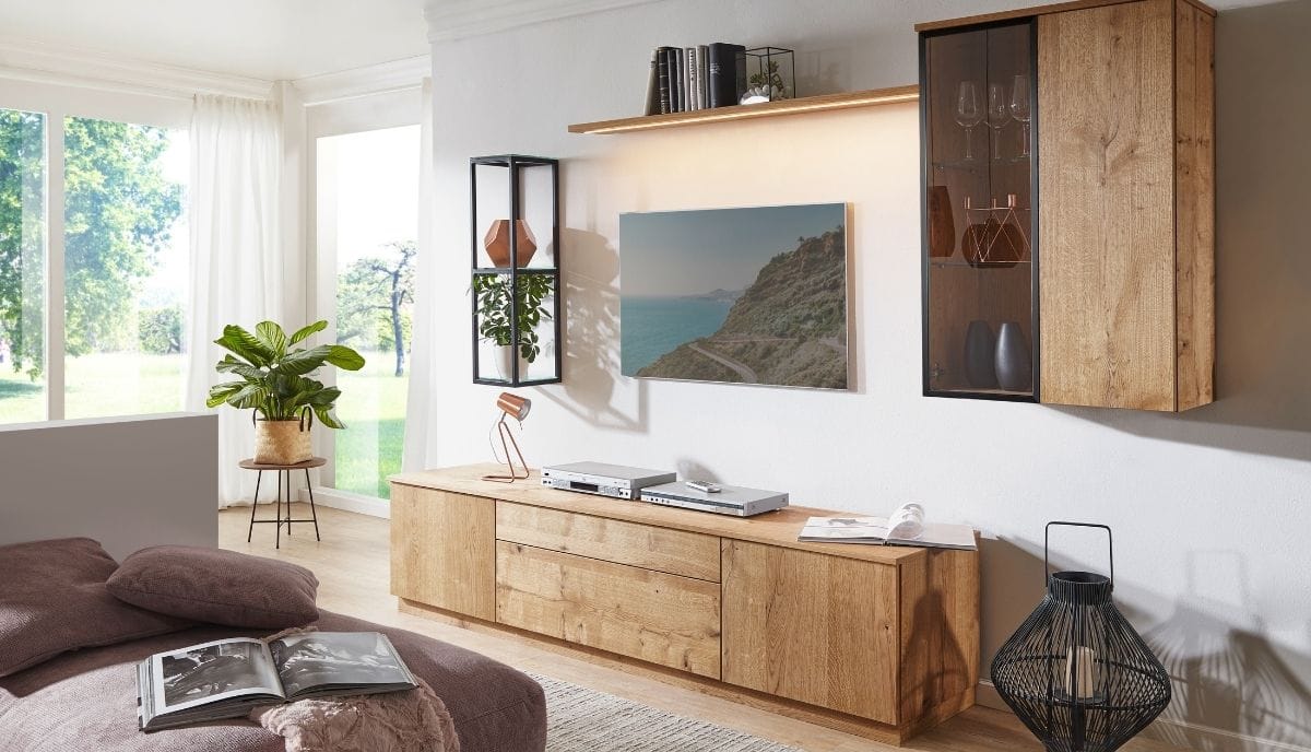 systemy wodne do lakierowania mebli – meblościanka w ciepłym wnętrzu