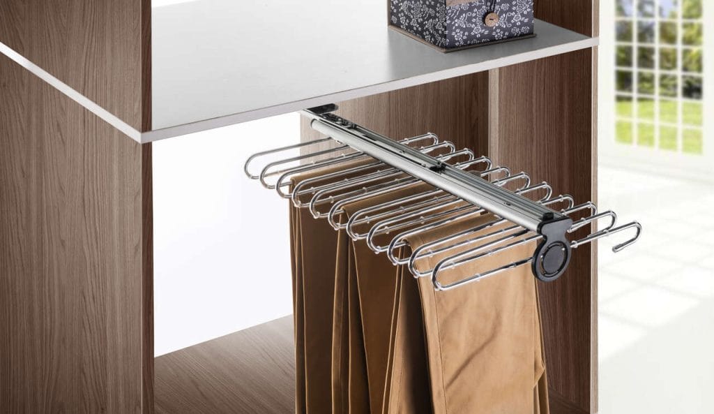 Wieszak AM015 od AMIX to funkcjonalne rozwiązanie stworzone z myślą o wygodnym i estetycznym przechowywaniu spodni w szafie lub garderobie. Odpowiednio wyprofilowany stelaż ułatwia powieszenie spodni i pozwala na przechowywanie jednocześnie kilku par, zachowując idealny porządek i łatwy dostęp do każdej z nich. Jedenaście solidnych ramion ze stali wykończonej błyszczącym chromem zapewnia stabilność oraz trwałość użytkowania, a ich gładka powierzchnia chroni tkaniny przed uszkodzeniem i zagnieceniami. Przemyślany mechanizm wysuwu zapewnia cichą i komfortową pracę oraz umożliwia komfortowe wkładanie i wyjmowanie spodni, nawet w głębokich szafach.