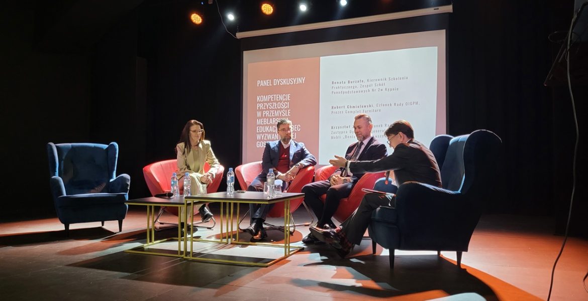 Uczestnicy panelu „Kompetencje przyszłości w przemyśle meblarskim – edukacja wobec wyzwań nowej gospodarki”. Od lewej: Renata Burzała – kierownik Szkolenia Praktycznego Zespołu Szkół Ponadpodstawowych nr 2 w Kępnie, Robert Chmielewski – prezes Complet Furniture, Krzysztof Zimny – członek Rady OIGPM, zastępca Dyrektora Generalnego w Fabryce Mebli Benix i Tomasz Wiktorski – właściciel B+R Studio i ekspert OIGPM.
