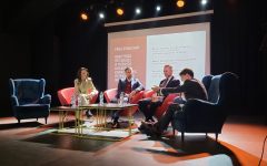 Uczestnicy panelu „Kompetencje przyszłości w przemyśle meblarskim – edukacja wobec wyzwań nowej gospodarki”. Od lewej: Renata Burzała – kierownik Szkolenia Praktycznego Zespołu Szkół Ponadpodstawowych nr 2 w Kępnie, Robert Chmielewski – prezes Complet Furniture, Krzysztof Zimny – członek Rady OIGPM, zastępca Dyrektora Generalnego w Fabryce Mebli Benix i Tomasz Wiktorski – właściciel B+R Studio i ekspert OIGPM.