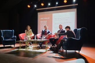 Uczestnicy panelu „Kompetencje przyszłości w przemyśle meblarskim – edukacja wobec wyzwań nowej gospodarki”. Od lewej: Renata Burzała – kierownik Szkolenia Praktycznego Zespołu Szkół Ponadpodstawowych nr 2 w Kępnie, Robert Chmielewski – prezes Complet Furniture, Krzysztof Zimny – członek Rady OIGPM, zastępca Dyrektora Generalnego w Fabryce Mebli Benix i Tomasz Wiktorski – właściciel B+R Studio i ekspert OIGPM.