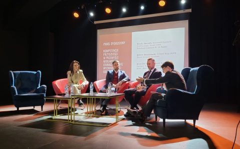 Uczestnicy panelu „Kompetencje przyszłości w przemyśle meblarskim – edukacja wobec wyzwań nowej gospodarki”. Od lewej: Renata Burzała – kierownik Szkolenia Praktycznego Zespołu Szkół Ponadpodstawowych nr 2 w Kępnie, Robert Chmielewski – prezes Complet Furniture, Krzysztof Zimny – członek Rady OIGPM, zastępca Dyrektora Generalnego w Fabryce Mebli Benix i Tomasz Wiktorski – właściciel B+R Studio i ekspert OIGPM.