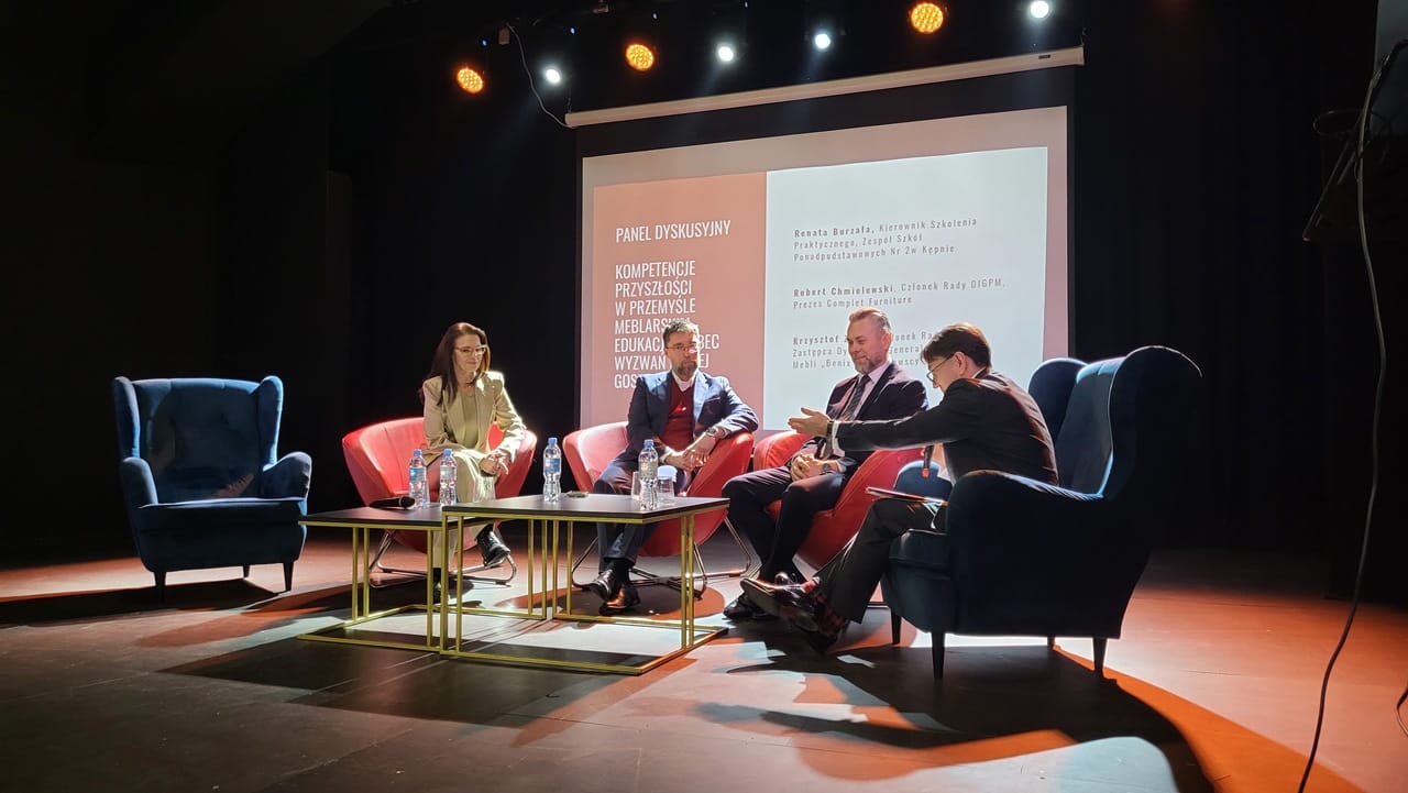 Uczestnicy panelu „Kompetencje przyszłości w przemyśle meblarskim – edukacja wobec wyzwań nowej gospodarki”. Od lewej: Renata Burzała – kierownik Szkolenia Praktycznego Zespołu Szkół Ponadpodstawowych nr 2 w Kępnie, Robert Chmielewski – prezes Complet Furniture, Krzysztof Zimny – członek Rady OIGPM, zastępca Dyrektora Generalnego w Fabryce Mebli Benix i Tomasz Wiktorski – właściciel B+R Studio i ekspert OIGPM.