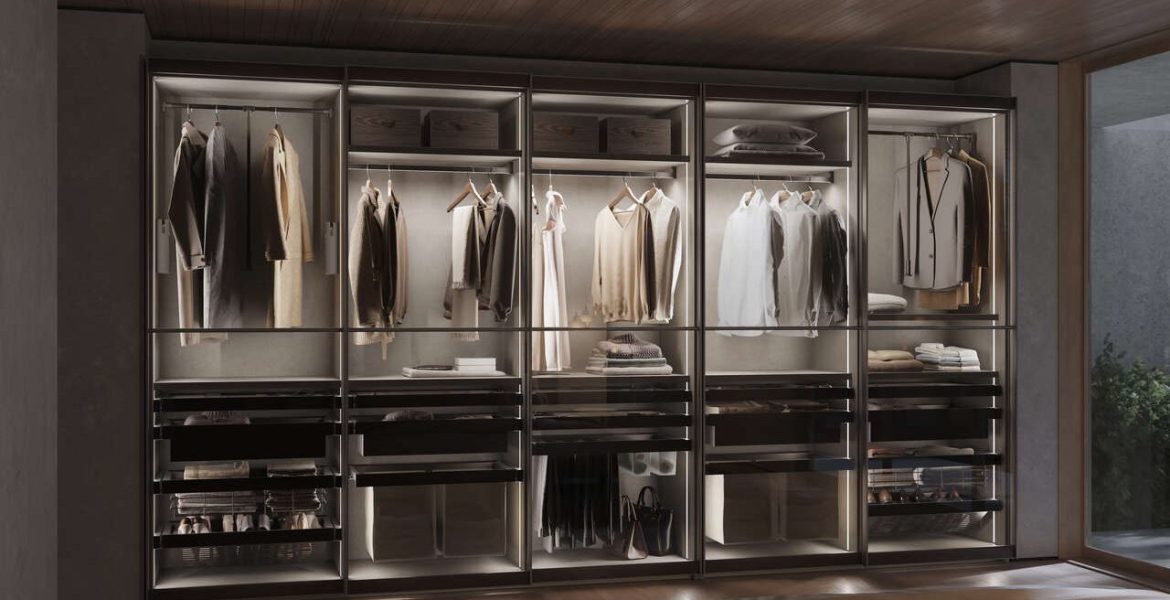 Linia akcesoriów meblowych EMUCA Quartz do garderoby to nowoczesne, modułowe i kompleksowe rozwiązanie przeznaczone do współczesnych wnętrz mieszkaniowych oraz realizacji projektowych. System łączy minimalistyczny design, wysoką funkcjonalność i jakość premium. Wizualnie lekka konstrukcja, precyzyjne detale wykończeniowe, eleganckie elementy skórzane oraz wykończenie w kolorze titane wpisują się w aktualne trendy wzornicze. Quartz umożliwia elastyczne planowanie wnętrza szafy – od stref wieszakowych i półek po kosze wysuwane i integrację z oświetleniem EMUCA SMART LED – zapewniając spójność, komfort i estetykę całego systemu.