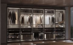 Linia akcesoriów meblowych EMUCA Quartz do garderoby to nowoczesne, modułowe i kompleksowe rozwiązanie przeznaczone do współczesnych wnętrz mieszkaniowych oraz realizacji projektowych. System łączy minimalistyczny design, wysoką funkcjonalność i jakość premium. Wizualnie lekka konstrukcja, precyzyjne detale wykończeniowe, eleganckie elementy skórzane oraz wykończenie w kolorze titane wpisują się w aktualne trendy wzornicze. Quartz umożliwia elastyczne planowanie wnętrza szafy – od stref wieszakowych i półek po kosze wysuwane i integrację z oświetleniem EMUCA SMART LED – zapewniając spójność, komfort i estetykę całego systemu.