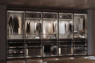 Linia akcesoriów meblowych EMUCA Quartz do garderoby to nowoczesne, modułowe i kompleksowe rozwiązanie przeznaczone do współczesnych wnętrz mieszkaniowych oraz realizacji projektowych. System łączy minimalistyczny design, wysoką funkcjonalność i jakość premium. Wizualnie lekka konstrukcja, precyzyjne detale wykończeniowe, eleganckie elementy skórzane oraz wykończenie w kolorze titane wpisują się w aktualne trendy wzornicze. Quartz umożliwia elastyczne planowanie wnętrza szafy – od stref wieszakowych i półek po kosze wysuwane i integrację z oświetleniem EMUCA SMART LED – zapewniając spójność, komfort i estetykę całego systemu.