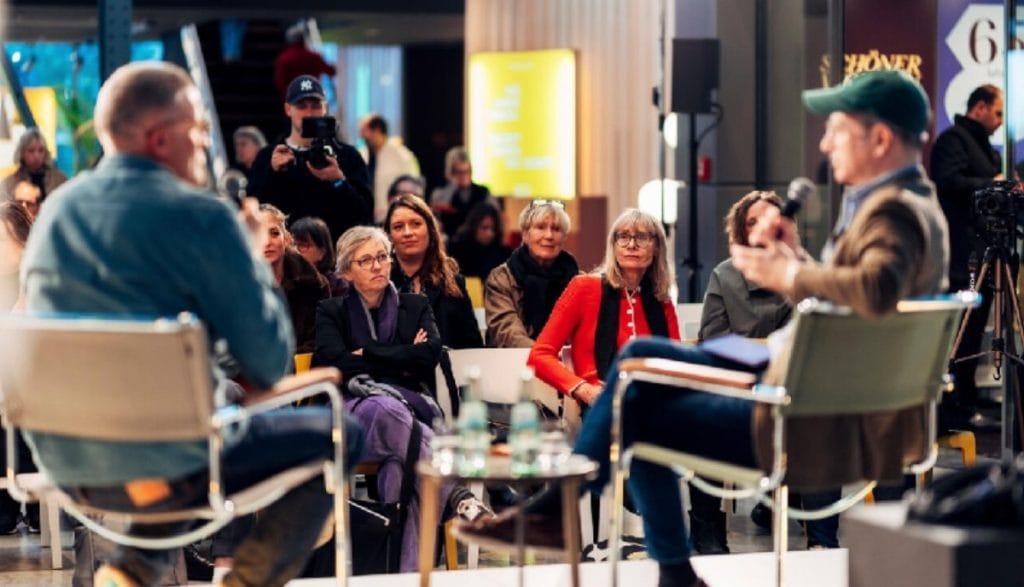 Uczestnicy na scenie podczas idd 2026 w Kolonii, widok na publiczność