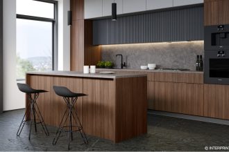 Nowoczesna kuchnia w ciemnej tonacji z wykorzystaniem dekoru Interprint Epona Walnut na frontach szafek i wyspie kuchennej. Aranżacja z szarymi, kamiennymi blatami, czarnymi akcentami i hokerami w stylu industrialnym.