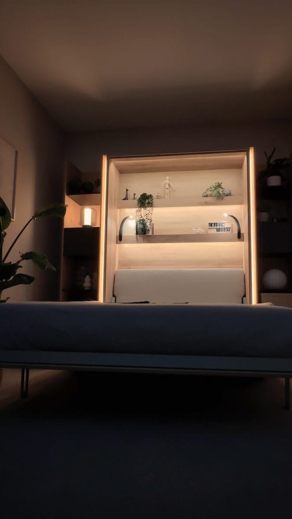 Electric Bed Concept to nowoczesny półkotapczan elektryczny z autorskim systemem SLC – Save Lift Control, który jednym kliknięciem zamienia strefę dzienną w komfortową sypialnię. Sterowany pilotem lub aplikacją, wyposażony w inteligentne systemy bezpieczeństwa, nowy zintegrowany zagłówek oraz opcjonalne oświetlenie LED. Dostępny z sofą prostą lub narożnikową i w wielu wariantach kolorystycznych. Innowacyjne, modułowe rozwiązanie do współczesnych wnętrz.