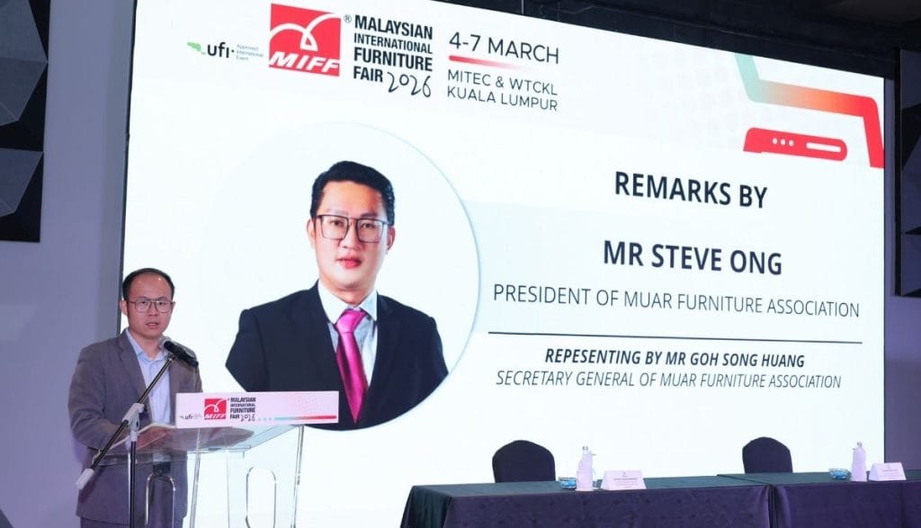 Muar Furniture Association (MFA) President Mr. Steve Ong przemawia na MIFF 2026 w Kuala Lumpur, podkreślając znaczenie partnerstwa z MATRADE dla rozwoju malezyjskiego sektora meblarskiego.