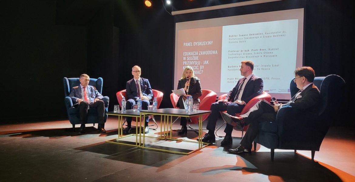 Uczestnicy panelu „Edukacja zawodowa w służbie przemysłu – jak kształcić, by zatrudniać?”. Od lewej: prof. dr hab. Piotr Beer – Wydział Technologii Drewna SGGW, dr Tomasz Ankiewicz – koordynator do spraw kształcenia zawodowego w Grupie Meblowej Szynaka, Barbara Howis – dyrektor Zespołu Szkół Ponadpodstawowych nr 2 w Kępnie, Piotr Wójcik – wiceprezes OIGPM, prezes Meble Wójcik i Tomasz Wiktorski – właściciel B+R Studio i ekspert OIGPM.