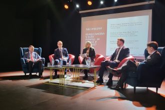 Uczestnicy panelu „Edukacja zawodowa w służbie przemysłu – jak kształcić, by zatrudniać?”. Od lewej: prof. dr hab. Piotr Beer – Wydział Technologii Drewna SGGW, dr Tomasz Ankiewicz – koordynator do spraw kształcenia zawodowego w Grupie Meblowej Szynaka, Barbara Howis – dyrektor Zespołu Szkół Ponadpodstawowych nr 2 w Kępnie, Piotr Wójcik – wiceprezes OIGPM, prezes Meble Wójcik i Tomasz Wiktorski – właściciel B+R Studio i ekspert OIGPM.