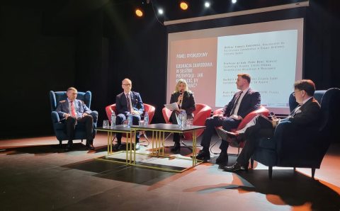 Uczestnicy panelu „Edukacja zawodowa w służbie przemysłu – jak kształcić, by zatrudniać?”. Od lewej: prof. dr hab. Piotr Beer – Wydział Technologii Drewna SGGW, dr Tomasz Ankiewicz – koordynator do spraw kształcenia zawodowego w Grupie Meblowej Szynaka, Barbara Howis – dyrektor Zespołu Szkół Ponadpodstawowych nr 2 w Kępnie, Piotr Wójcik – wiceprezes OIGPM, prezes Meble Wójcik i Tomasz Wiktorski – właściciel B+R Studio i ekspert OIGPM.