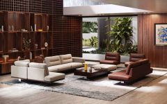 System modułowy Bologna to propozycja dla wnętrz, w których liczy się porządek formy, wygoda i swoboda aranżacji. Składa się z elementów tapicerowanych oraz stolików, które można dowolnie zestawiać, dopasowując układ do przestrzeni i stylu życia. Meble dostępne są w skórze naturalnej lub w połączeniu skóry z tkaniną. Skórzane lamówki podkreślają linię brył, a chromowane stalowe nogi nadają całości lekkości. Komfort zapewniają siedziska z pianki HR na sprężynach falistych.