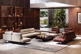 System modułowy Bologna to propozycja dla wnętrz, w których liczy się porządek formy, wygoda i swoboda aranżacji. Składa się z elementów tapicerowanych oraz stolików, które można dowolnie zestawiać, dopasowując układ do przestrzeni i stylu życia. Meble dostępne są w skórze naturalnej lub w połączeniu skóry z tkaniną. Skórzane lamówki podkreślają linię brył, a chromowane stalowe nogi nadają całości lekkości. Komfort zapewniają siedziska z pianki HR na sprężynach falistych.