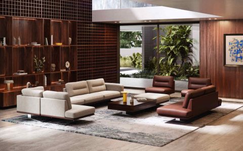 System modułowy Bologna to propozycja dla wnętrz, w których liczy się porządek formy, wygoda i swoboda aranżacji. Składa się z elementów tapicerowanych oraz stolików, które można dowolnie zestawiać, dopasowując układ do przestrzeni i stylu życia. Meble dostępne są w skórze naturalnej lub w połączeniu skóry z tkaniną. Skórzane lamówki podkreślają linię brył, a chromowane stalowe nogi nadają całości lekkości. Komfort zapewniają siedziska z pianki HR na sprężynach falistych.