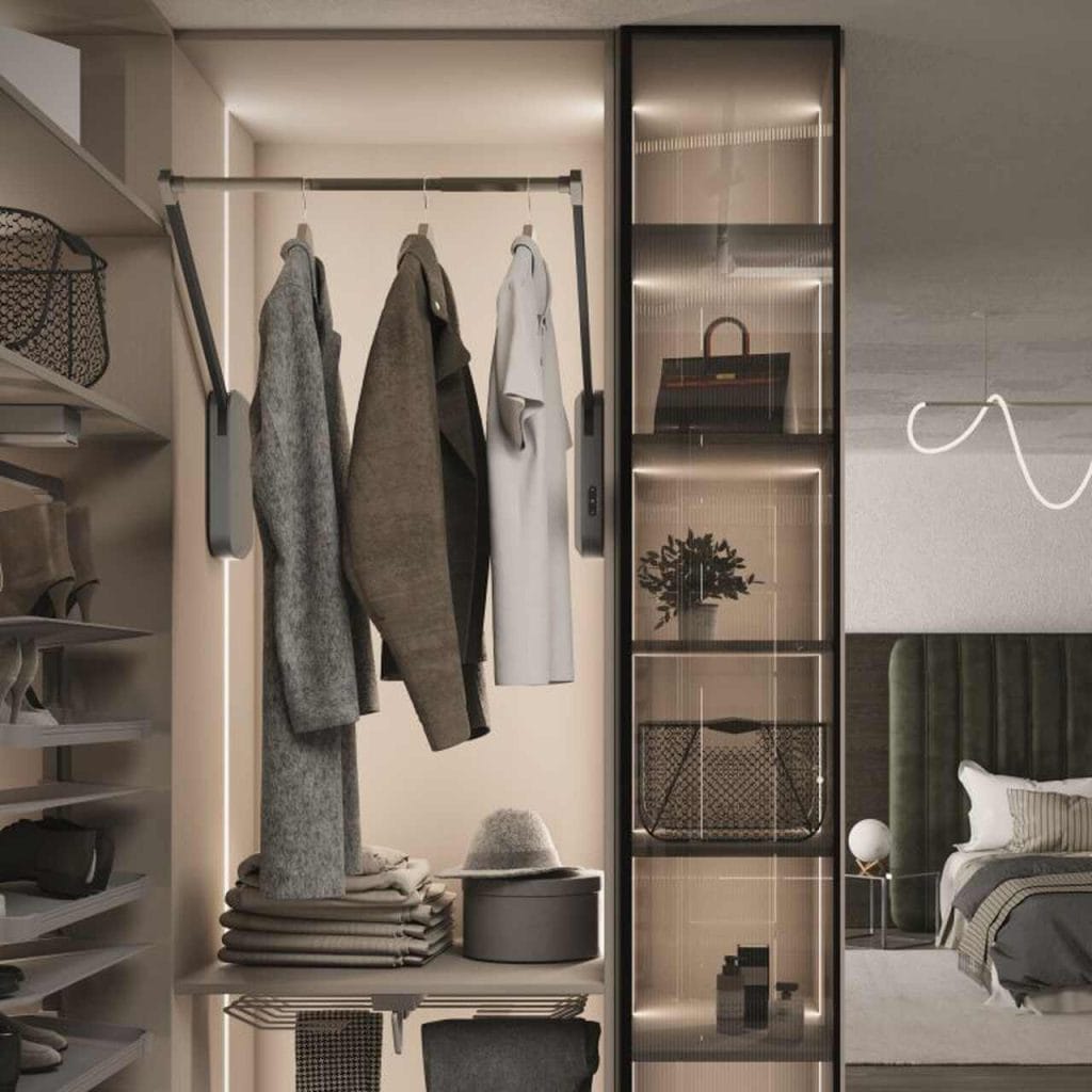 Pantograf elektryczny Queen firmy Sevroll znacząco podnosi komfort korzystania z szaf i garderób. Umożliwia płynne opuszczanie drążka, dzięki czemu dostęp do ubrań w górnych partiach jest łatwy i bezwysiłkowy. Innowacyjne sterowanie głosowe, pilot oraz przycisk na obudowie gwarantują intuicyjną obsługę, a wbudowane czujniki zatrzymują ruch przy wykryciu przeszkody, zapewniając pełne bezpieczeństwo. Udźwig 15 kg oraz nowoczesny design sprawiają, że pantograf Queen łączy funkcjonalność z estetyką, nadając garderobie nowy wymiar wygody.