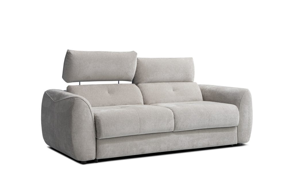 Sofa Gregor to wyważone połączenie nowoczesnej estetyki z ponadczasową elegancją. Model został wyposażony w zagłówki regulowane w dwóch płaszczyznach, co znacząco podnosi komfort codziennego użytkowania. Dodatkowym atutem jest wysoce komfortowa funkcja spania Alpha dedykowana do codziennego użytku. Spokojna, harmonijna bryła Gregora została wzbogacona o wyrafinowane detale, które nadają jej swoistej lekkości i subtelnej dynamiki.
