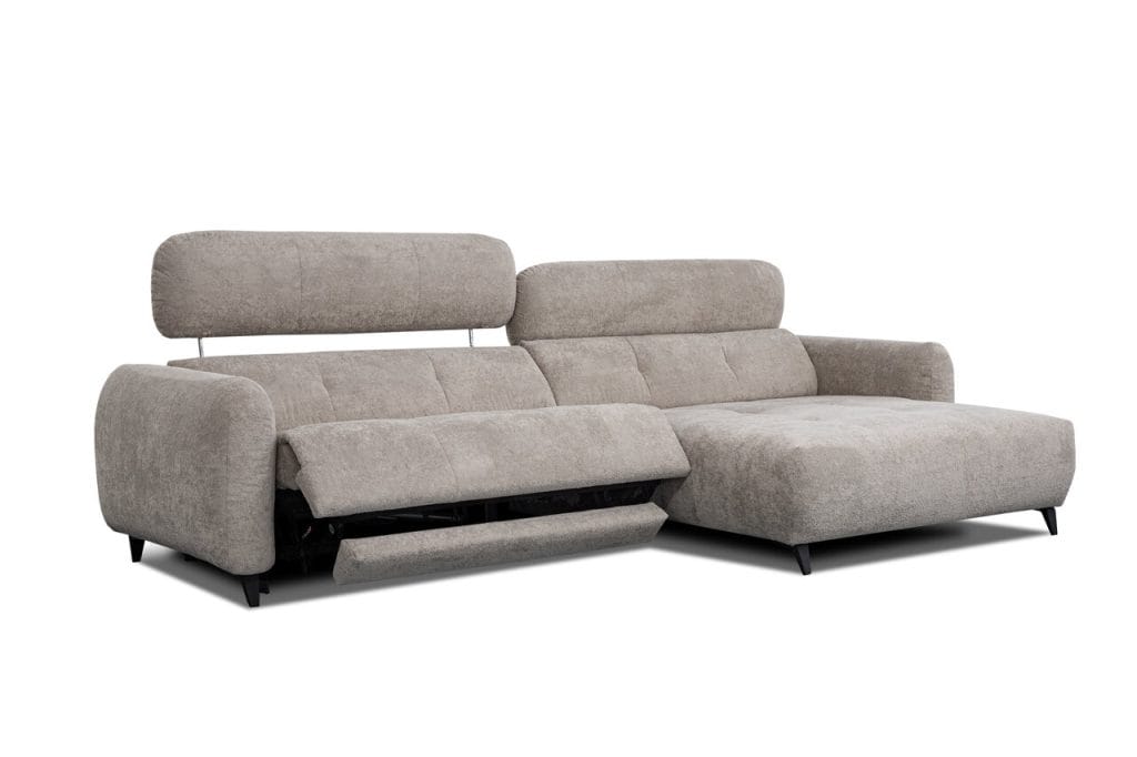 Sora łączy w sobie prosty design z nieskrępowanym komfortem. Czysta forma, wyrażona obłymi zagłówkami i smukłym podłokietnikiem, sprawia, że model ten doskonale odnajdzie się w każdym wnętrzu. Delikatnie zaakcentowane przeszycia urozmaicają bryłę, podkreślając jej elegancję i ponadczasowy charakter. W modelu Sora zastosowano funkcję reclinera w wersji Zero Gravity, która daje możliwość ułożenia ciała w optymalnej pozycji z uniesionymi nogami i odciążonym kręgosłupem, zapewniając maksymalny komfort, lepsze krążenie oraz głębszy relaks.